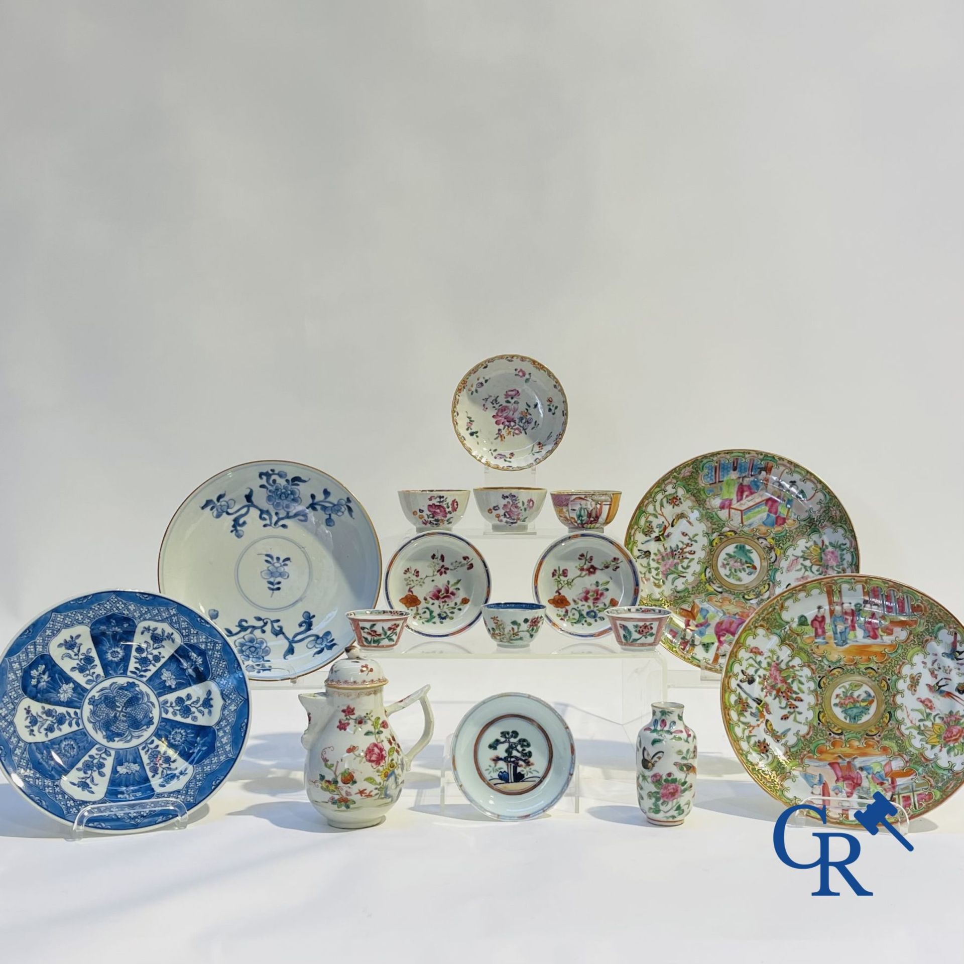 Chinese porcelain: 16 pieces of 18th and 19th century Chinese porcelain. - Image 3 of 33