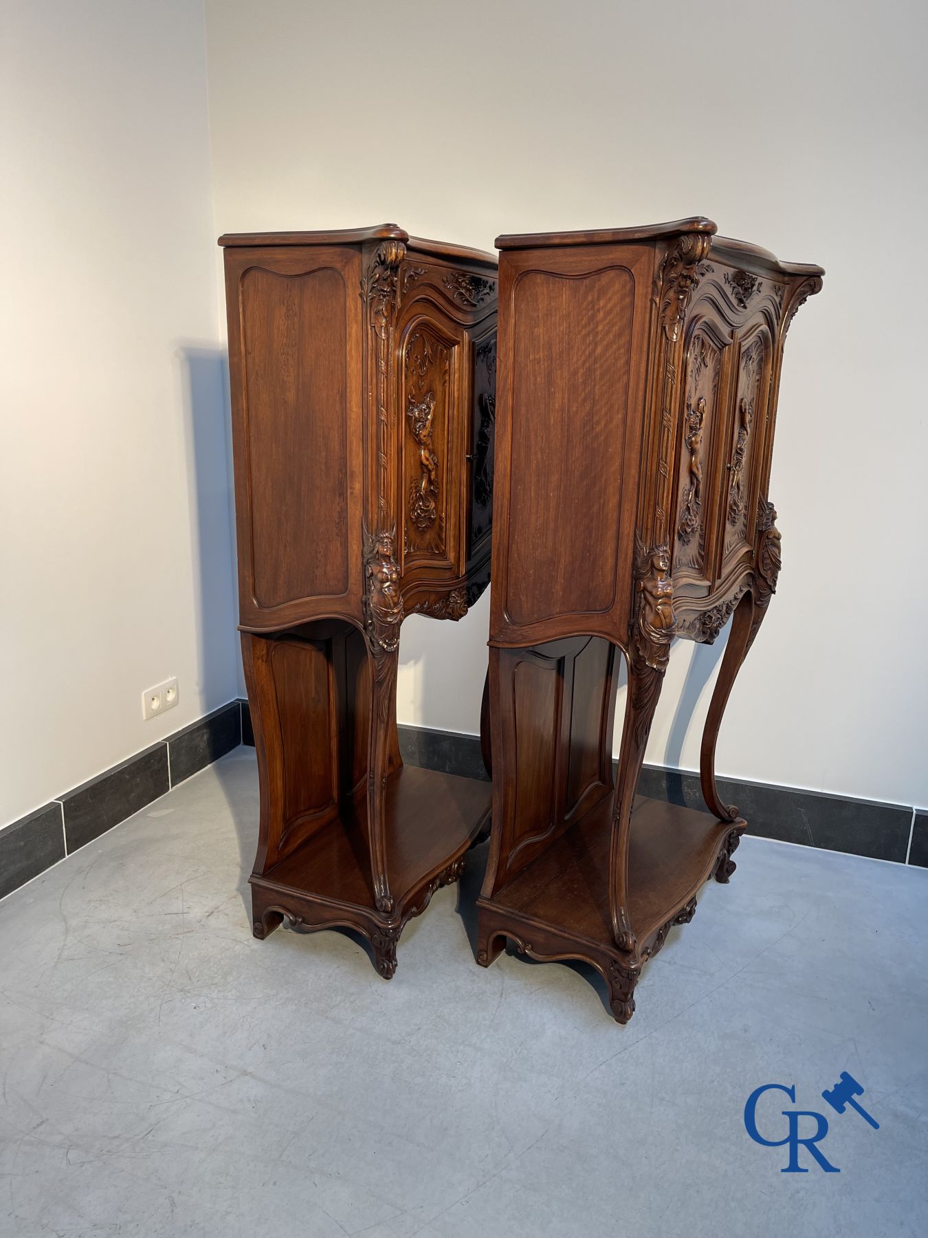 Furniture: A pair of finely carved furniture. LXV style. - Image 12 of 15