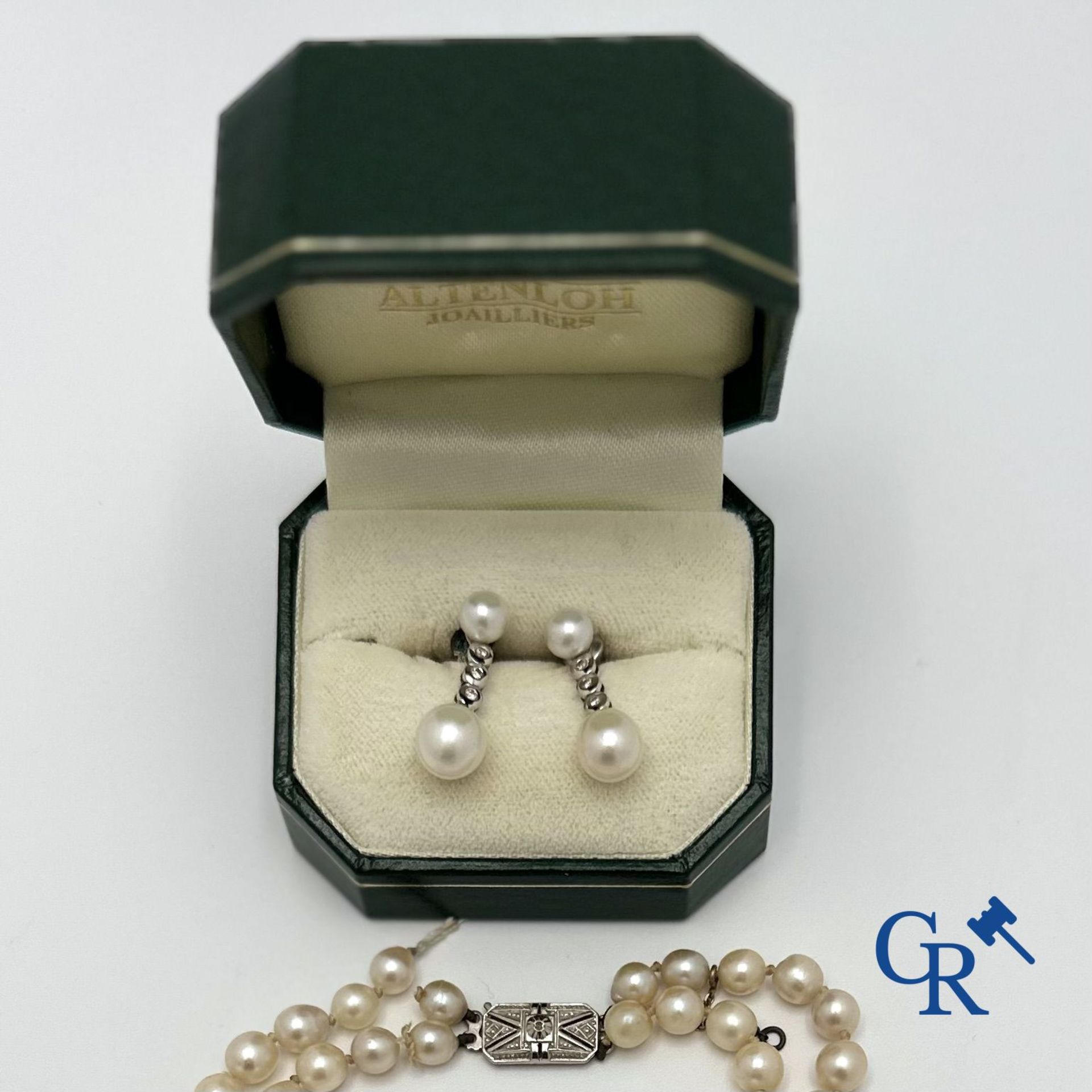 Jewellery: Lot consisting of a pearl necklace with gold clasp 18K and a pair of earrings in white go - Image 4 of 5