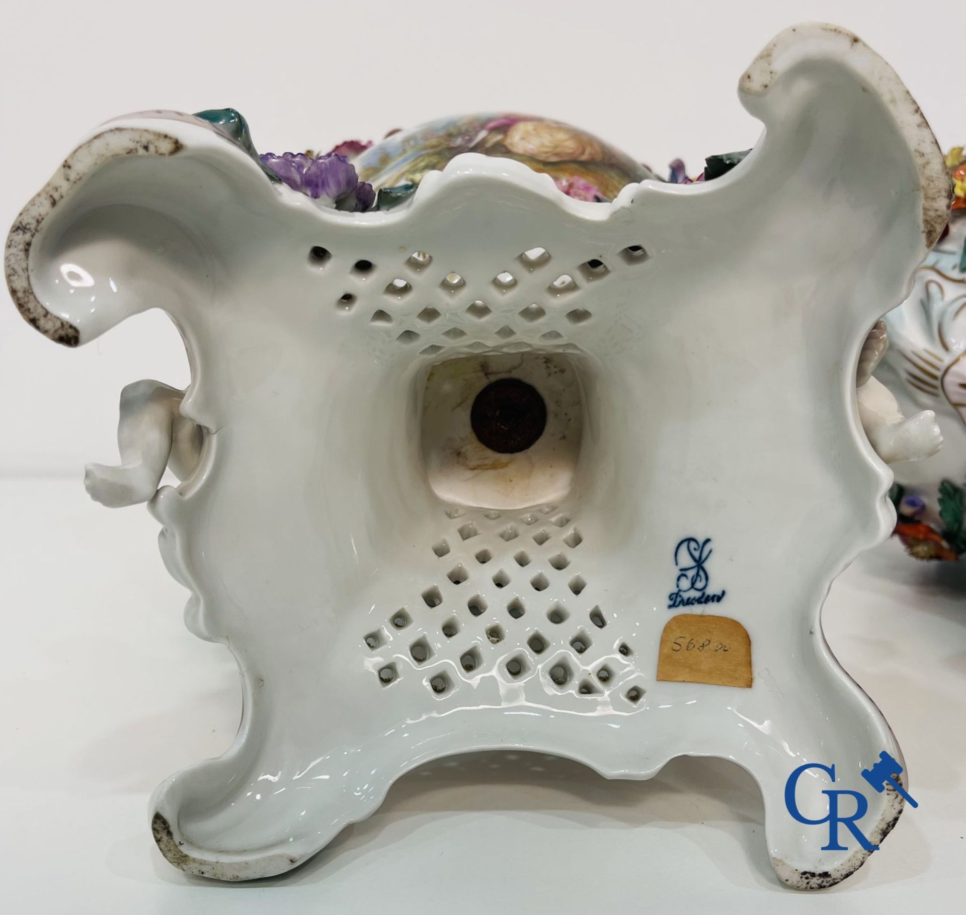 Dresden: A pair of openwork porcelain lid vases. - Image 12 of 16