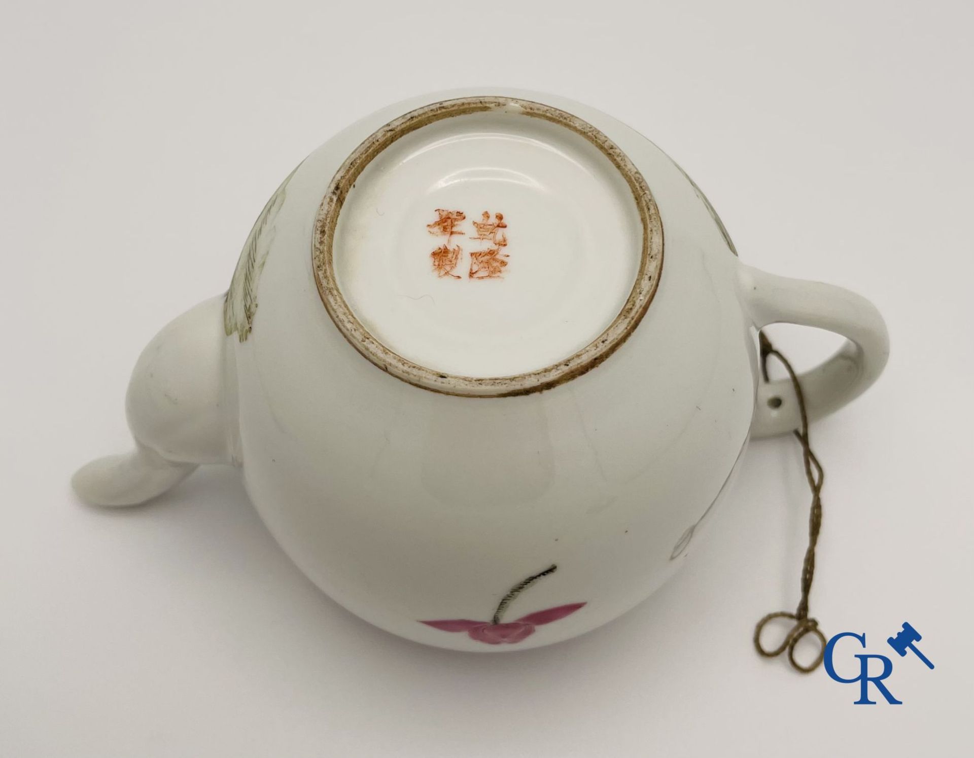 Asian Art: Chinese teapot in famille rose porcelain with a decor of  playing children. - Image 5 of 8