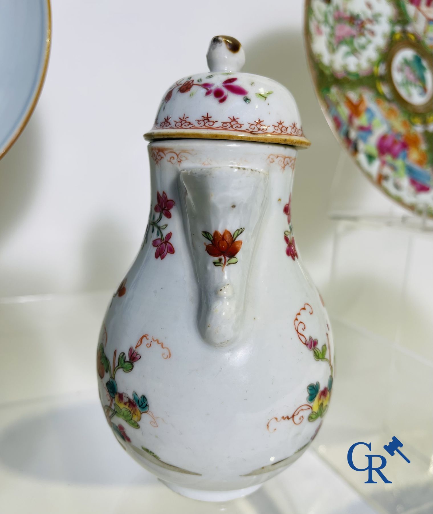 Chinese porcelain: 16 pieces of 18th and 19th century Chinese porcelain. - Image 13 of 33