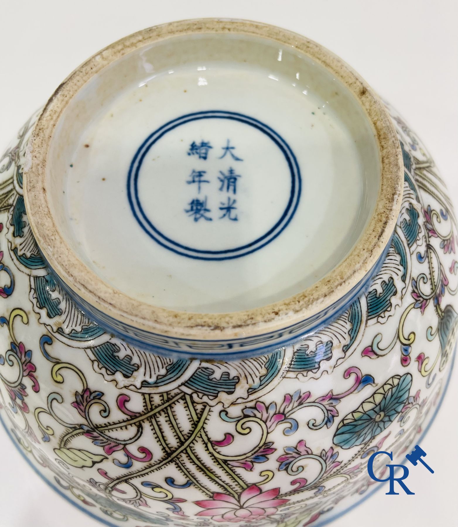 Asian art: A lot with various objects in Chinese porcelain, bronze , red lacquer and rock. 19th-20th - Bild 13 aus 18