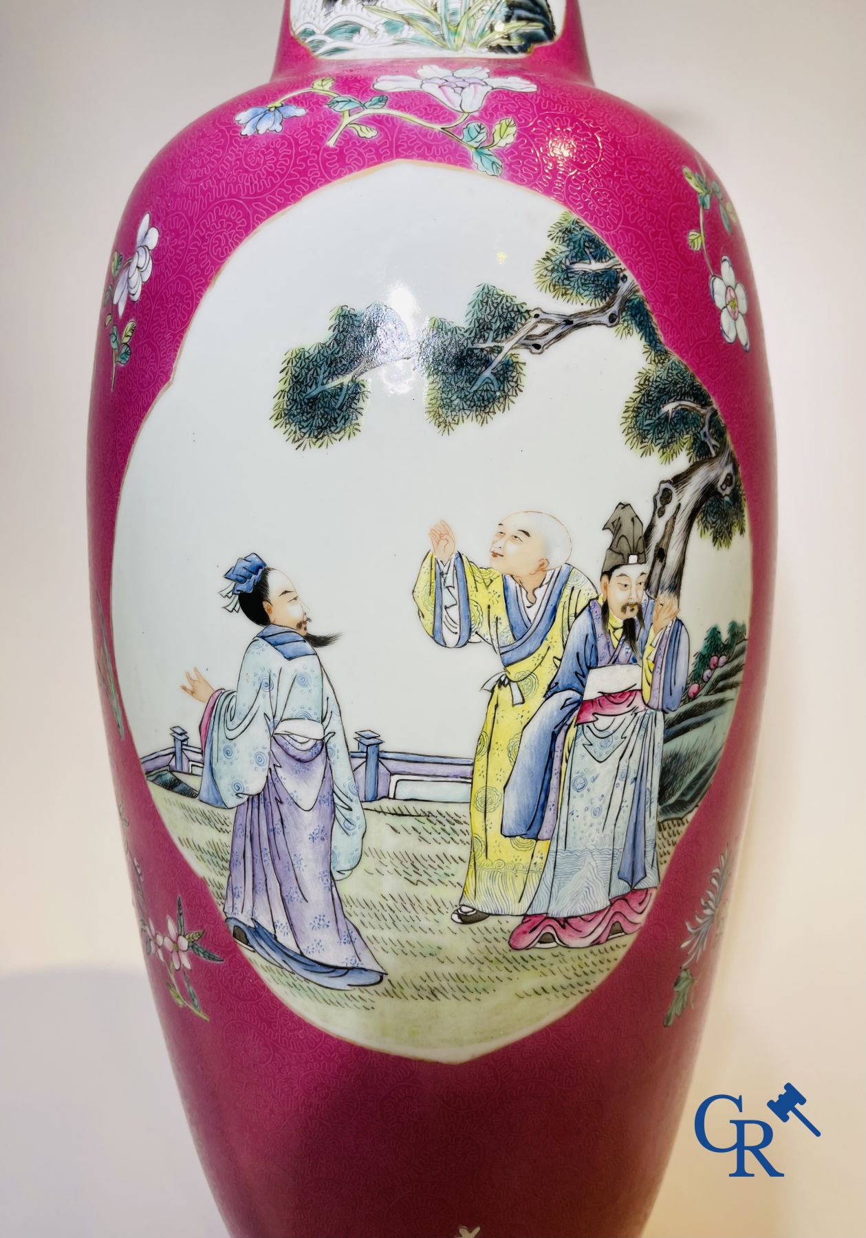 Chinese porcelain: A fine famille rose vase decorated on a red ruby background in sgraffito techniqu - Image 7 of 23