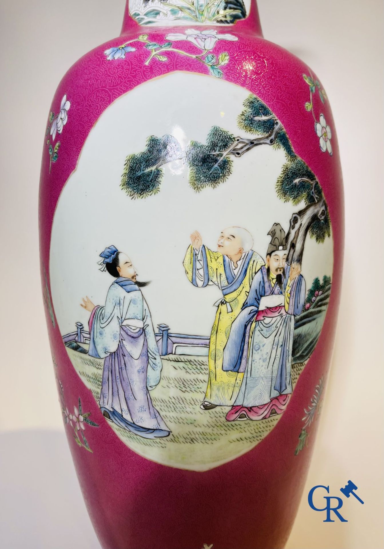 Chinese porcelain: A fine famille rose vase decorated on a red ruby background in sgraffito techniqu - Bild 7 aus 23