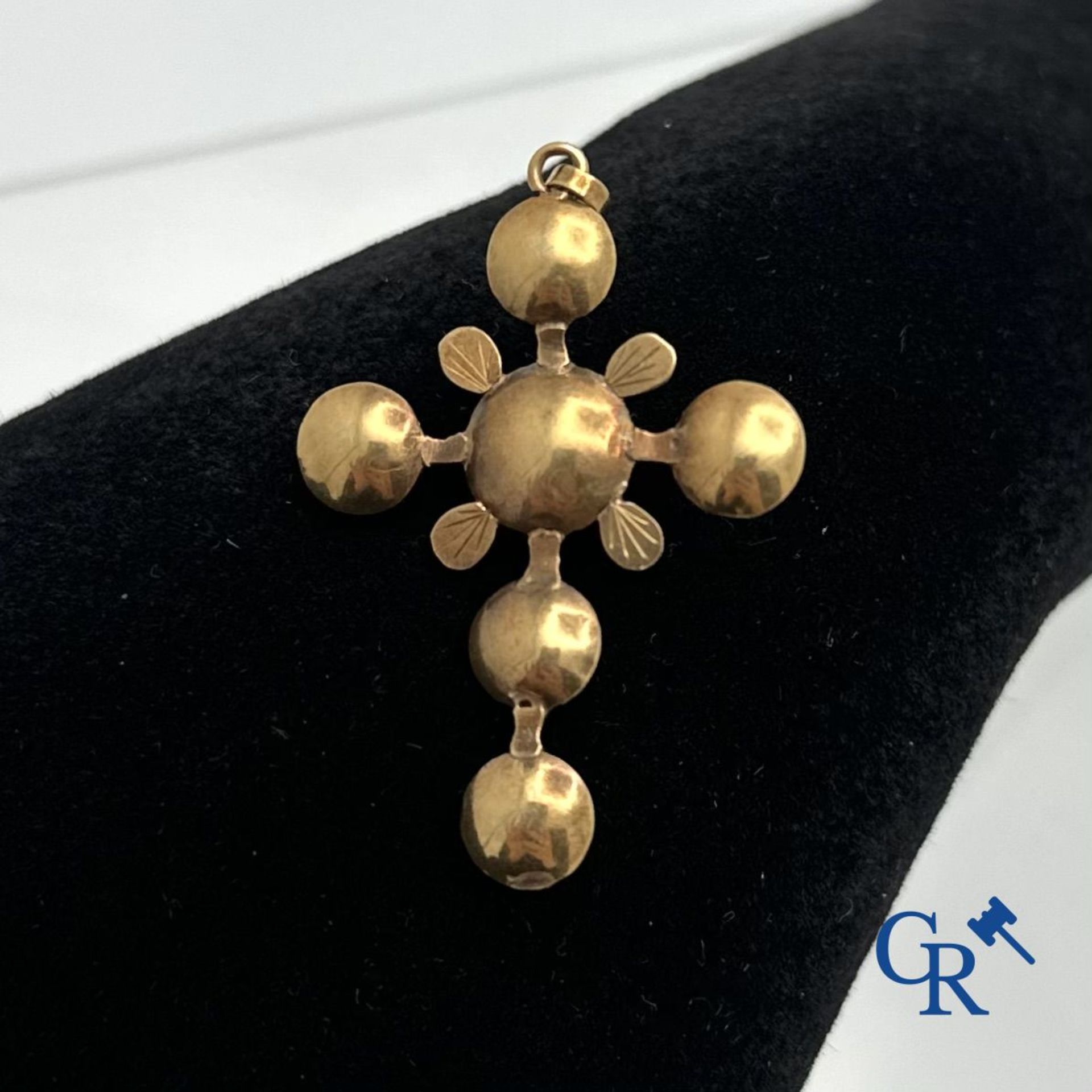 Jewellery: Flemish cross in gold 18K set with diamonds. - Bild 2 aus 3