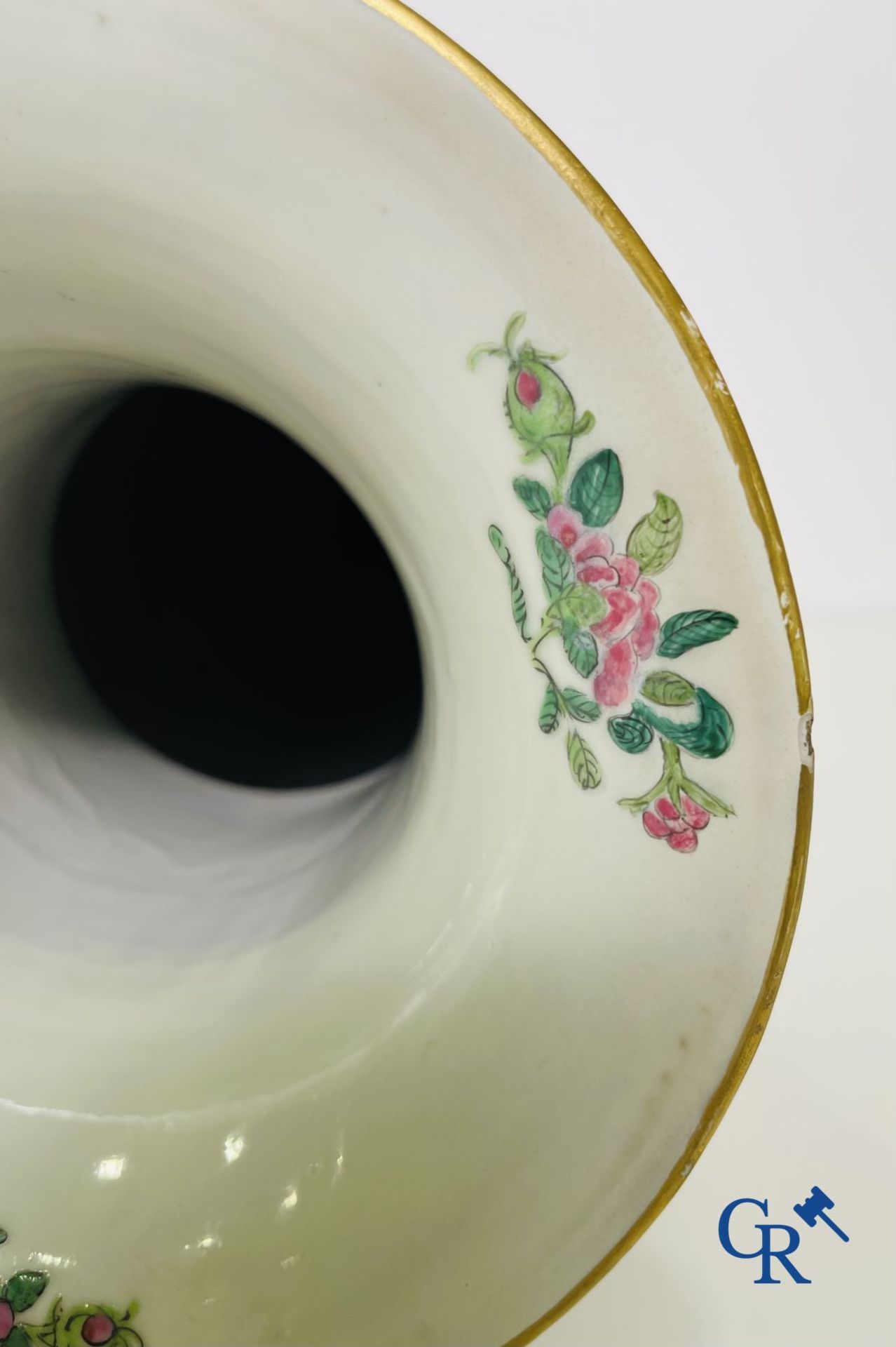 Chinese porcelain: A Chinese canton famille rose vase. - Image 22 of 24