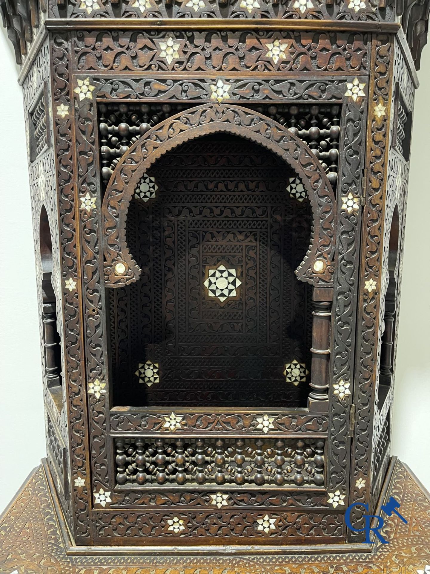 Sculpted furniture with inlays of ebony and mother-of-pearl. Syria, early 19th century. - Bild 10 aus 22