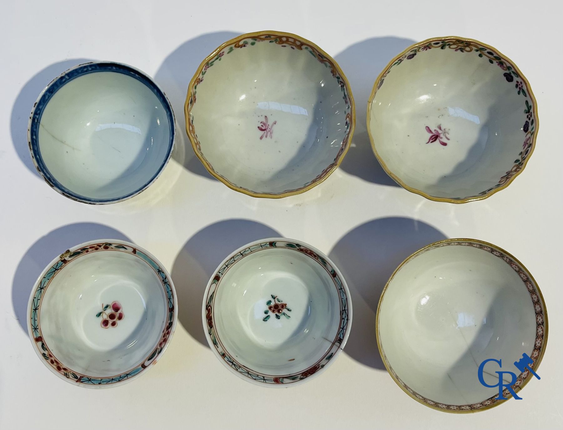 Chinese porcelain: 16 pieces of 18th and 19th century Chinese porcelain. - Image 21 of 33