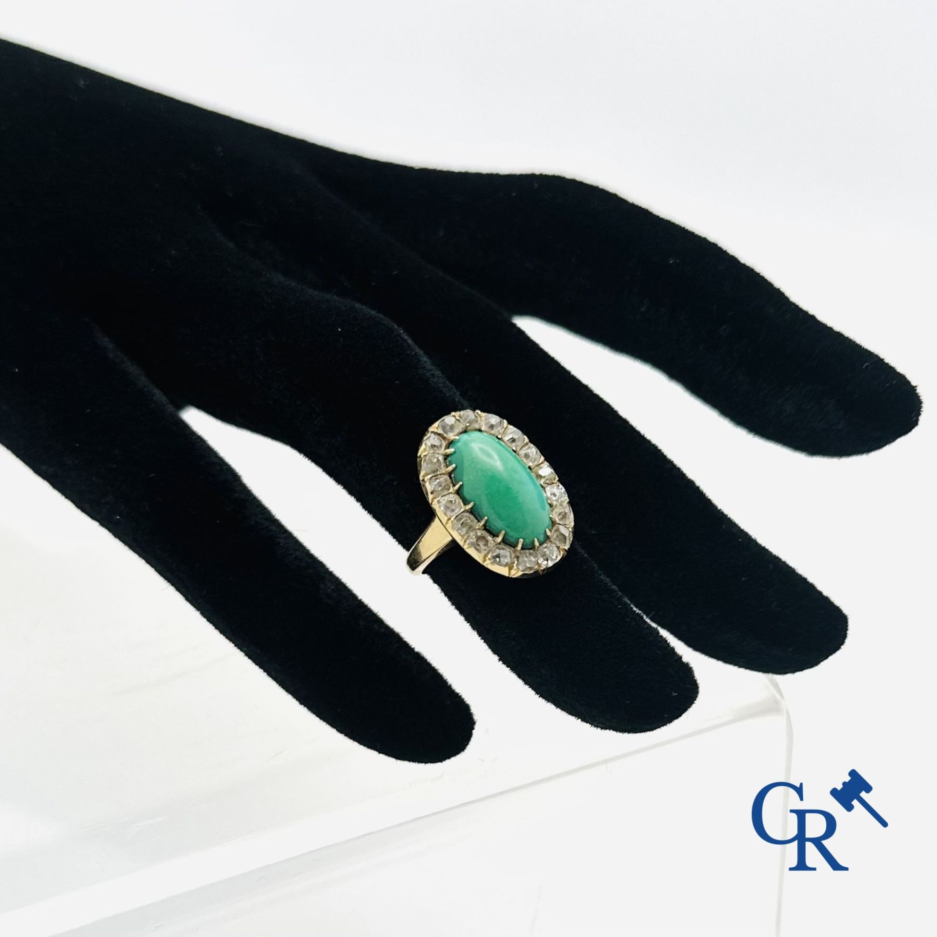 Jewellery: Ring in gold 18K set with malachite and 18 diamonds.