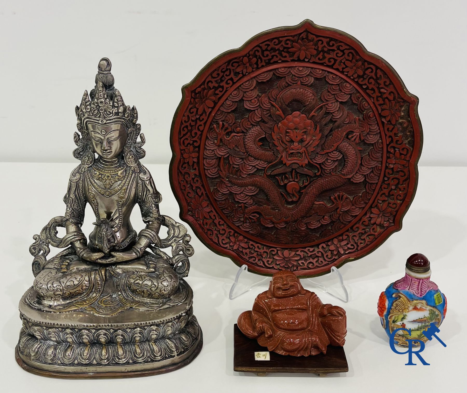 Asian art: A lot with various objects in Chinese porcelain, bronze , red lacquer and rock. 19th-20th - Bild 16 aus 18