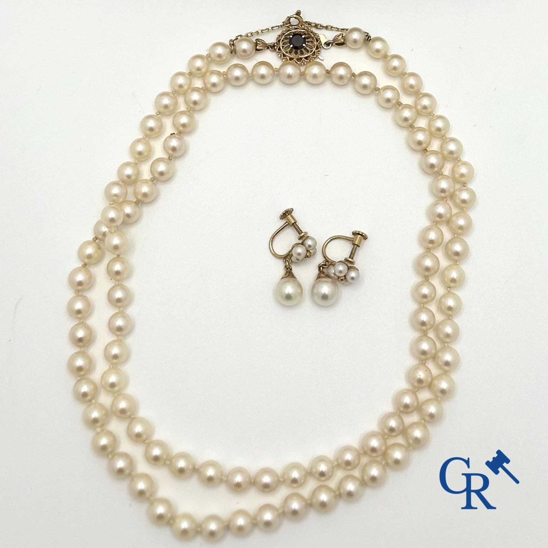 Jewellery: Lot consisting of a pearl necklace with gold clasp 18K and a pair of earrings in gold 18K
