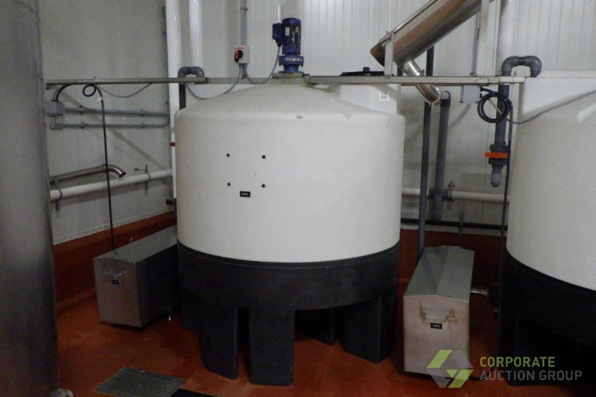 Norwesco 1050 gallon poly tank - Image 3 of 11