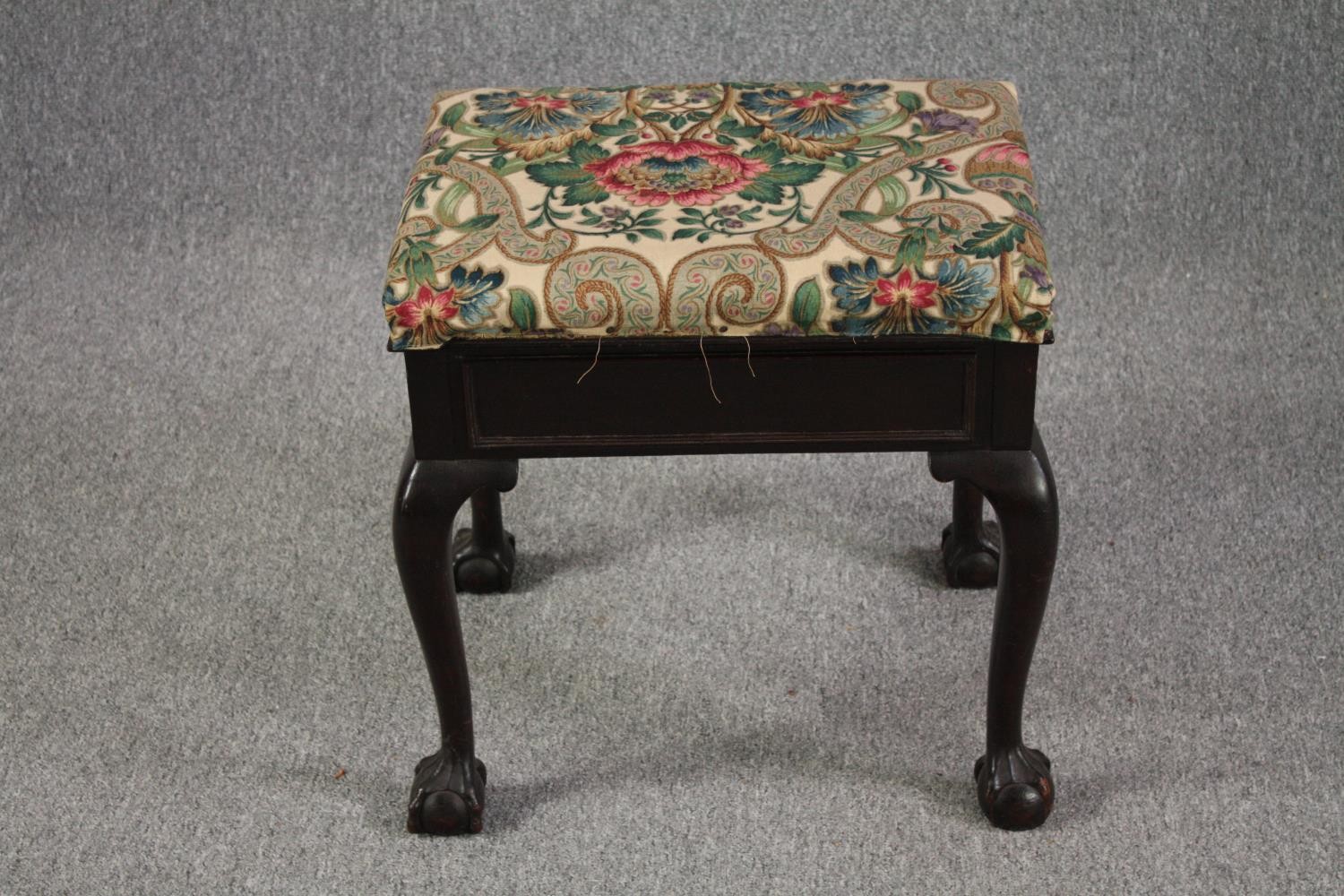 Piano stool, early 20th century mahogany Georgian style. H.52 W.50 D.38cm.