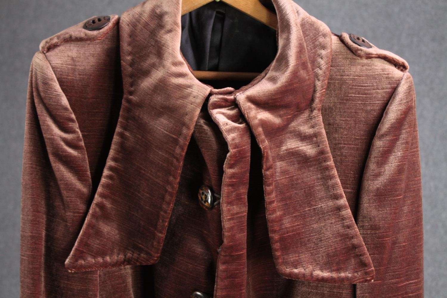 A vintage bespoke made brown/purple velvet mix overcoat with statement collar and buckle. - Image 3 of 5