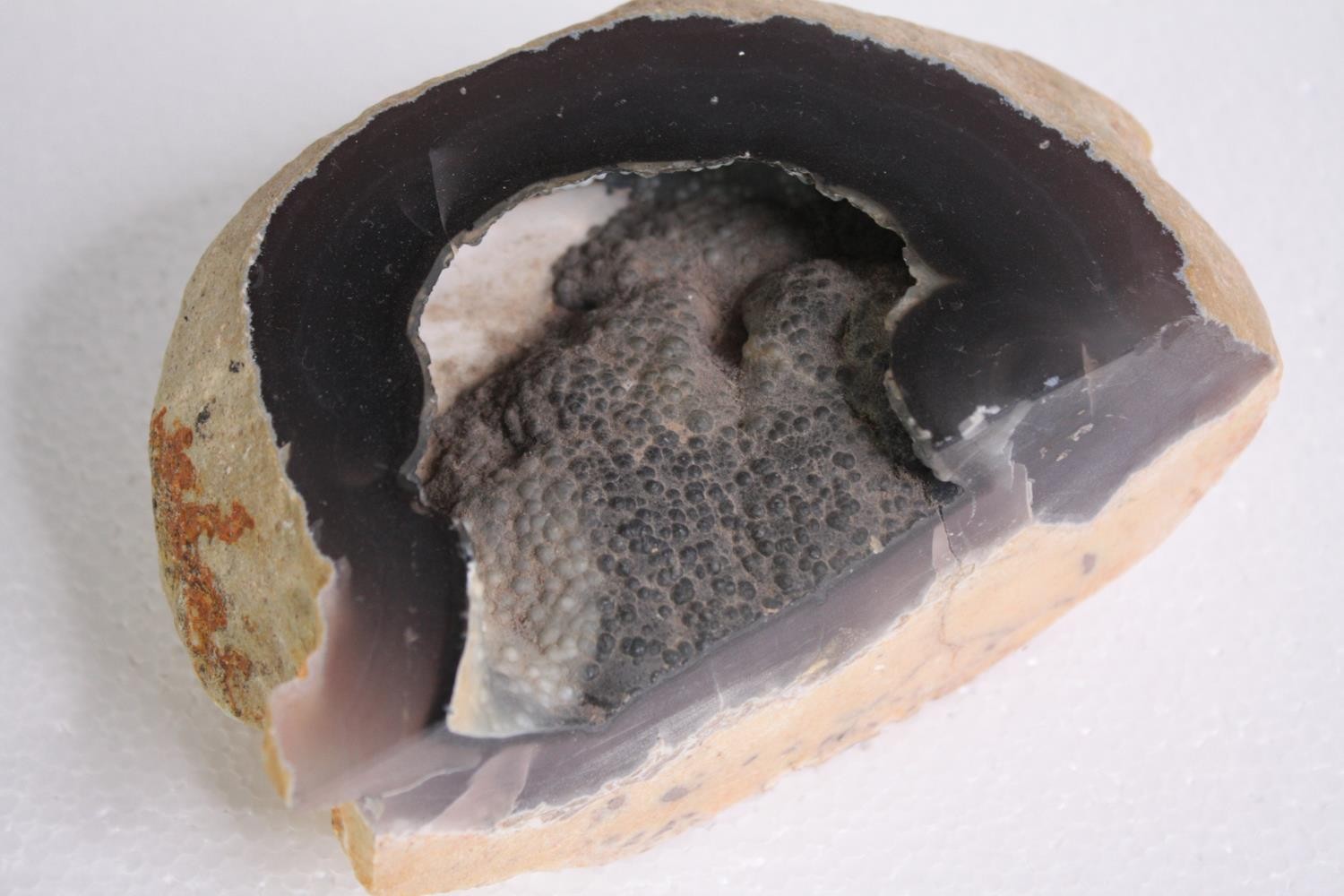 A collection of four Agate geodes and geode slices along with a carved agate ashtray. H.27 W. - Image 3 of 7