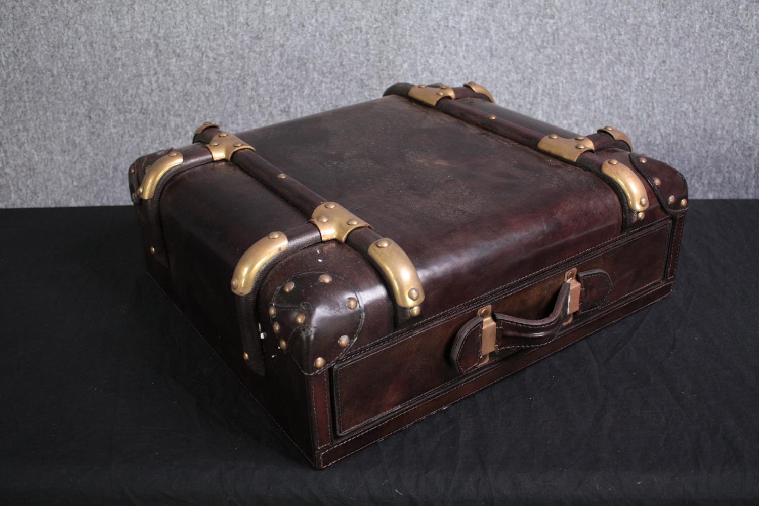 A vintage style faux leather table top single drawer cabinet in the form of a suitcase. H.19 W.50 - Image 3 of 4