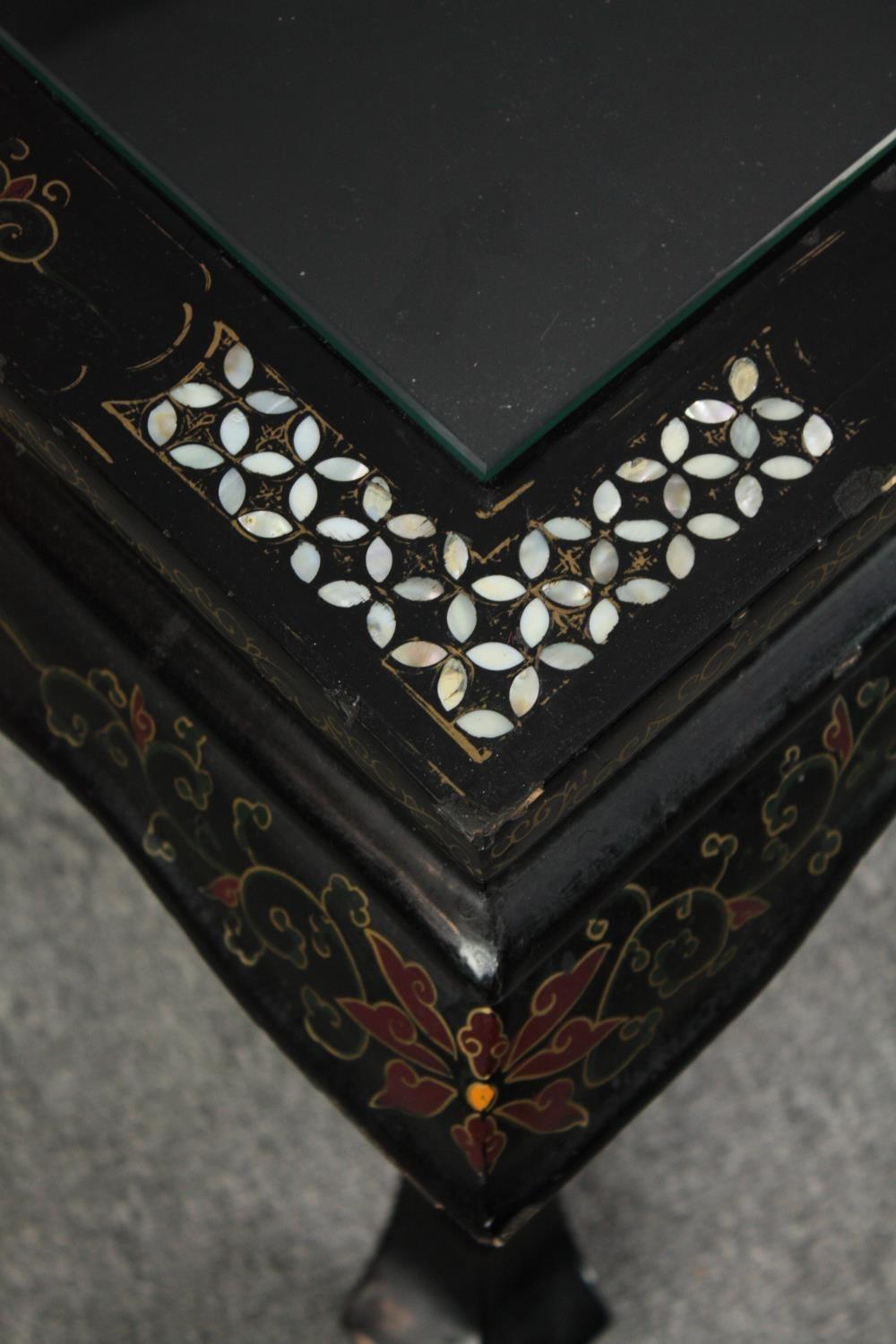 A Chinese style coffee table with carved soapstone floral decoration and inlaid mother of pearl - Image 5 of 6