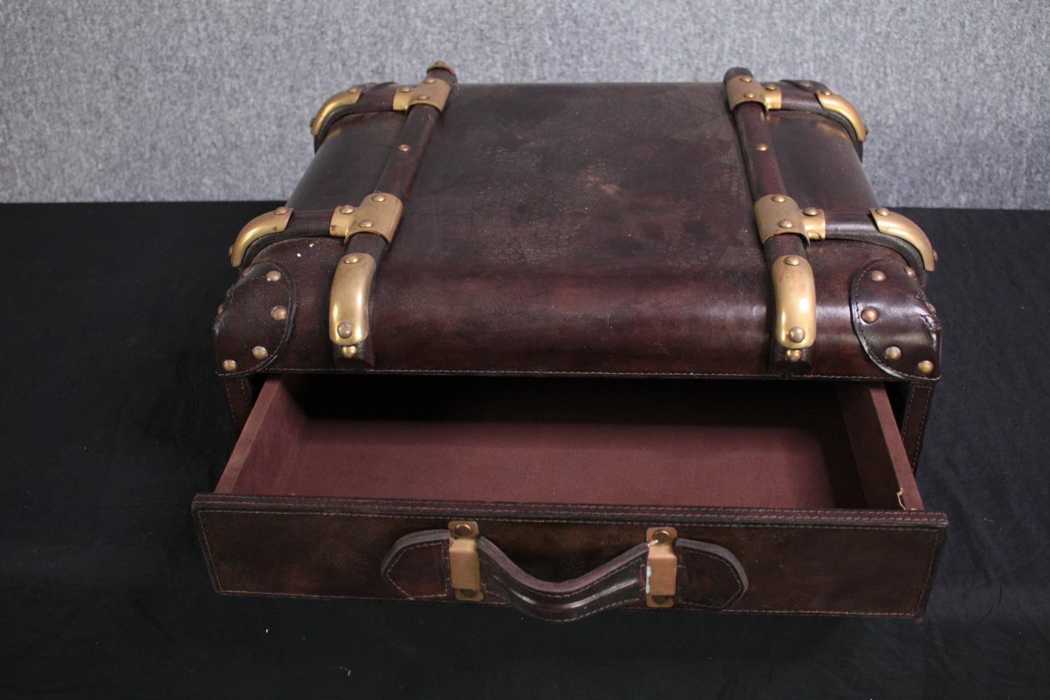 A vintage style faux leather table top single drawer cabinet in the form of a suitcase. H.19 W.50 - Image 2 of 4