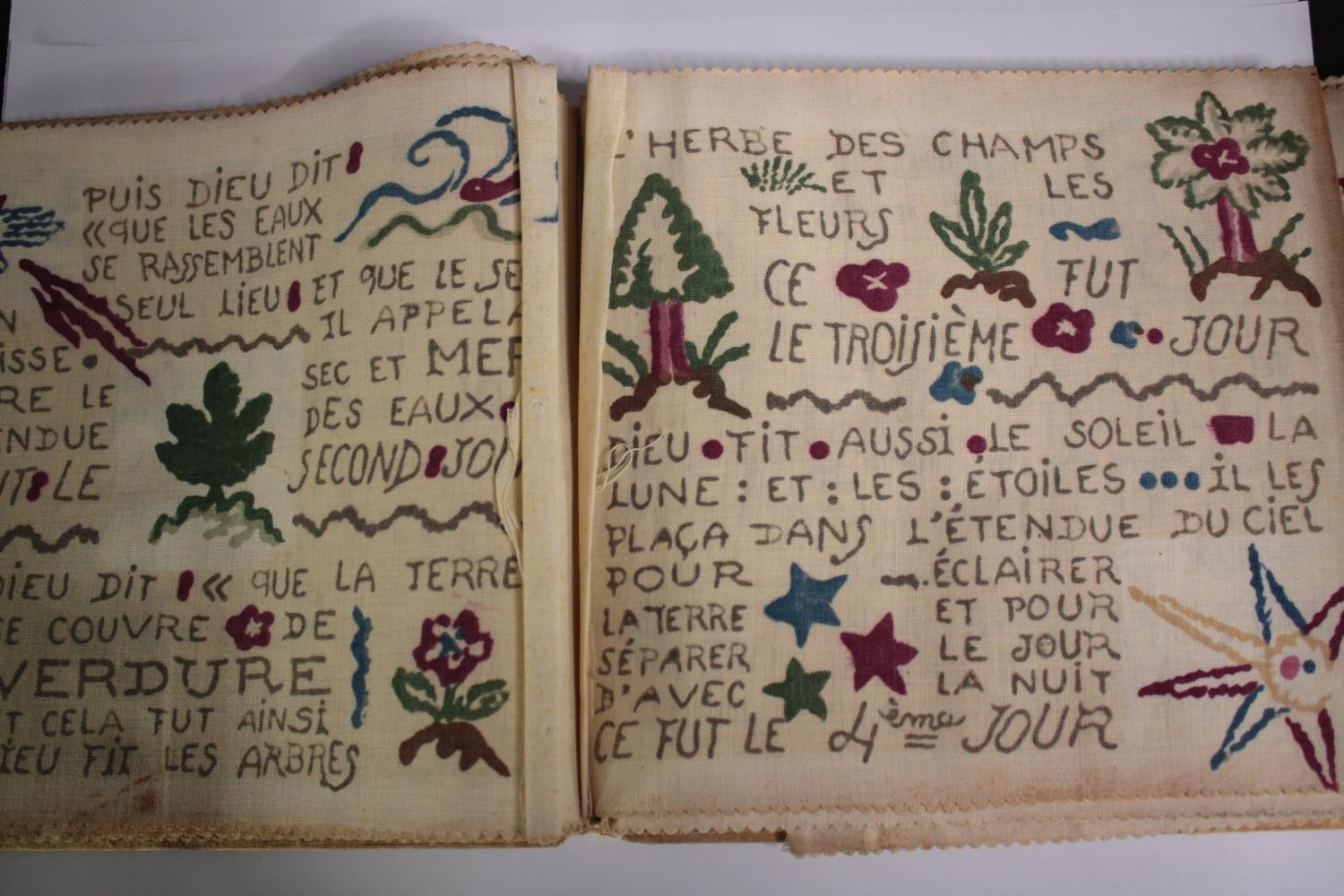 La Plus Vieille Histoire du Monde. Scarce batik-printed fabric children's book. H.23 W.26 cm. - Image 2 of 5