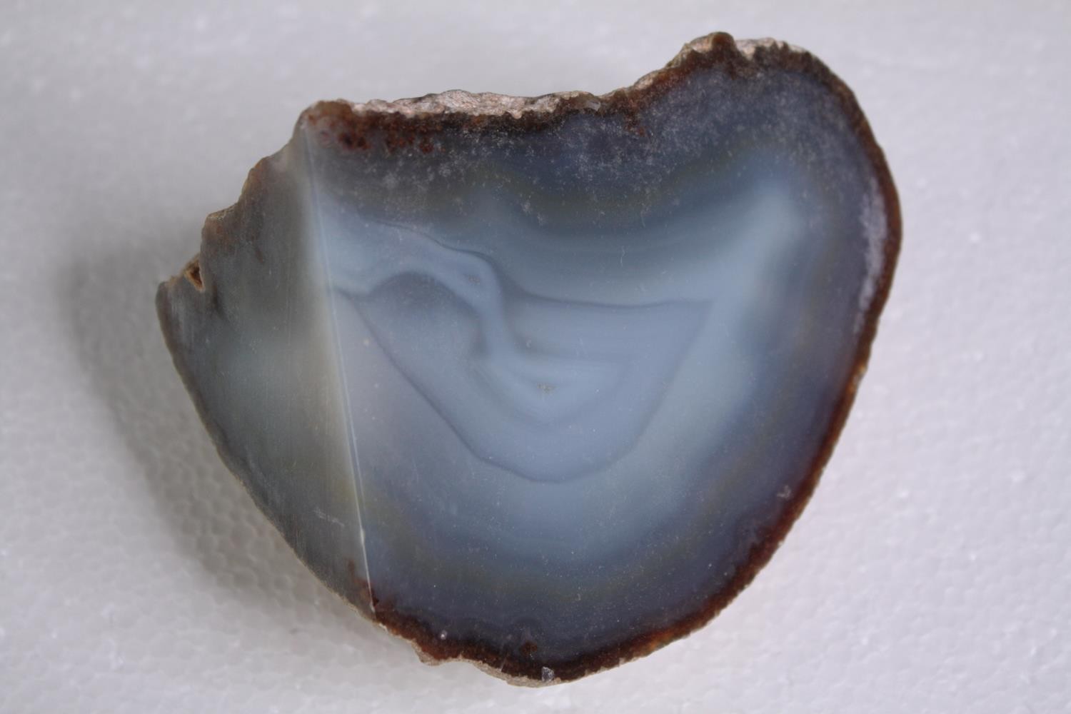 A collection of four Agate geodes and geode slices along with a carved agate ashtray. H.27 W. - Image 2 of 7