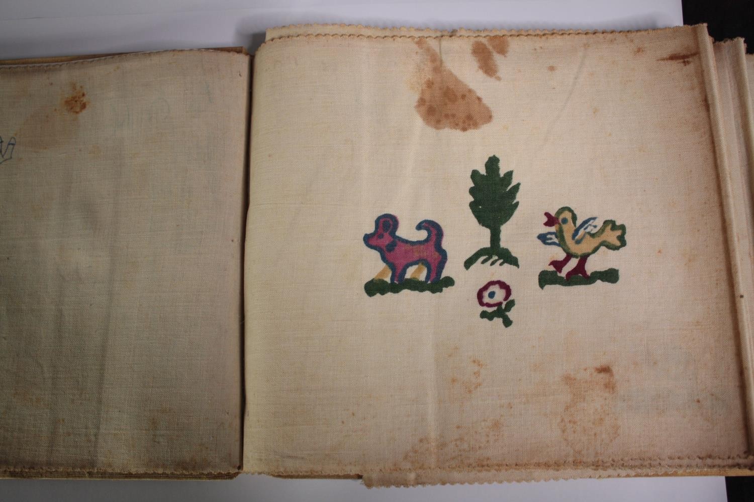 La Plus Vieille Histoire du Monde. Scarce batik-printed fabric children's book. H.23 W.26 cm. - Image 3 of 5