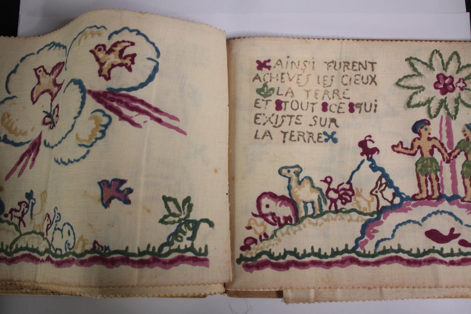 La Plus Vieille Histoire du Monde. Scarce batik-printed fabric children's book. H.23 W.26 cm. - Image 4 of 5