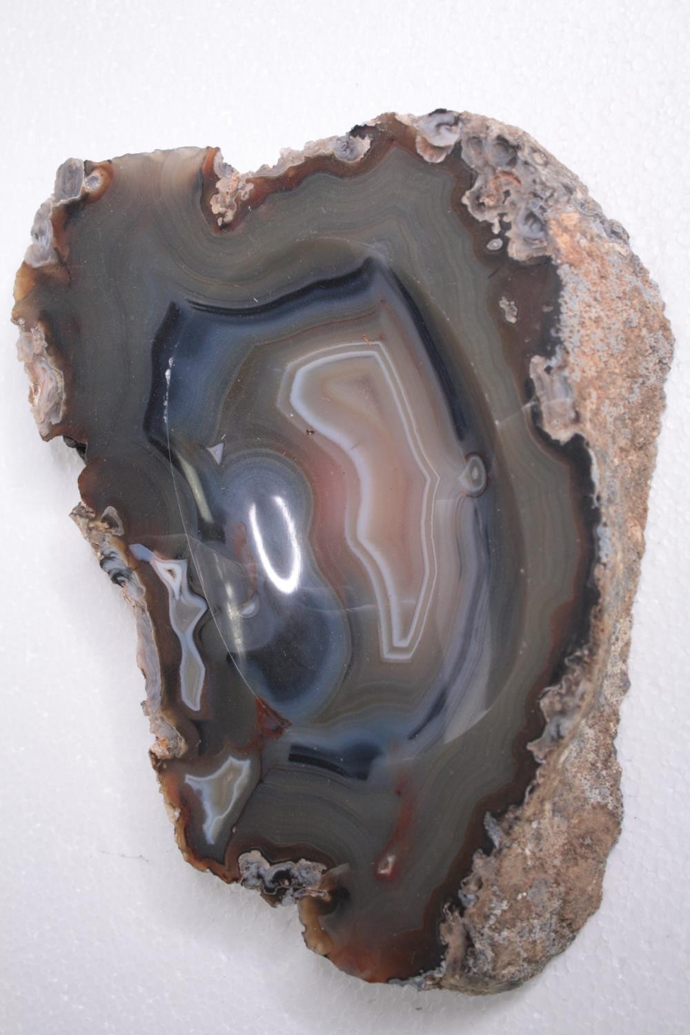 A collection of four Agate geodes and geode slices along with a carved agate ashtray. H.27 W. - Image 6 of 7