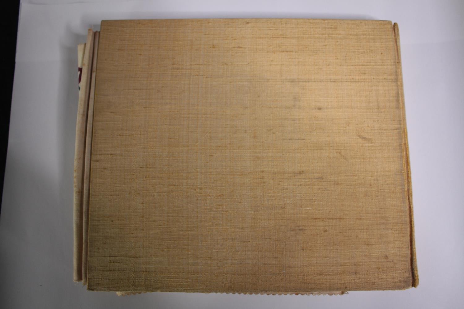 La Plus Vieille Histoire du Monde. Scarce batik-printed fabric children's book. H.23 W.26 cm. - Image 5 of 5