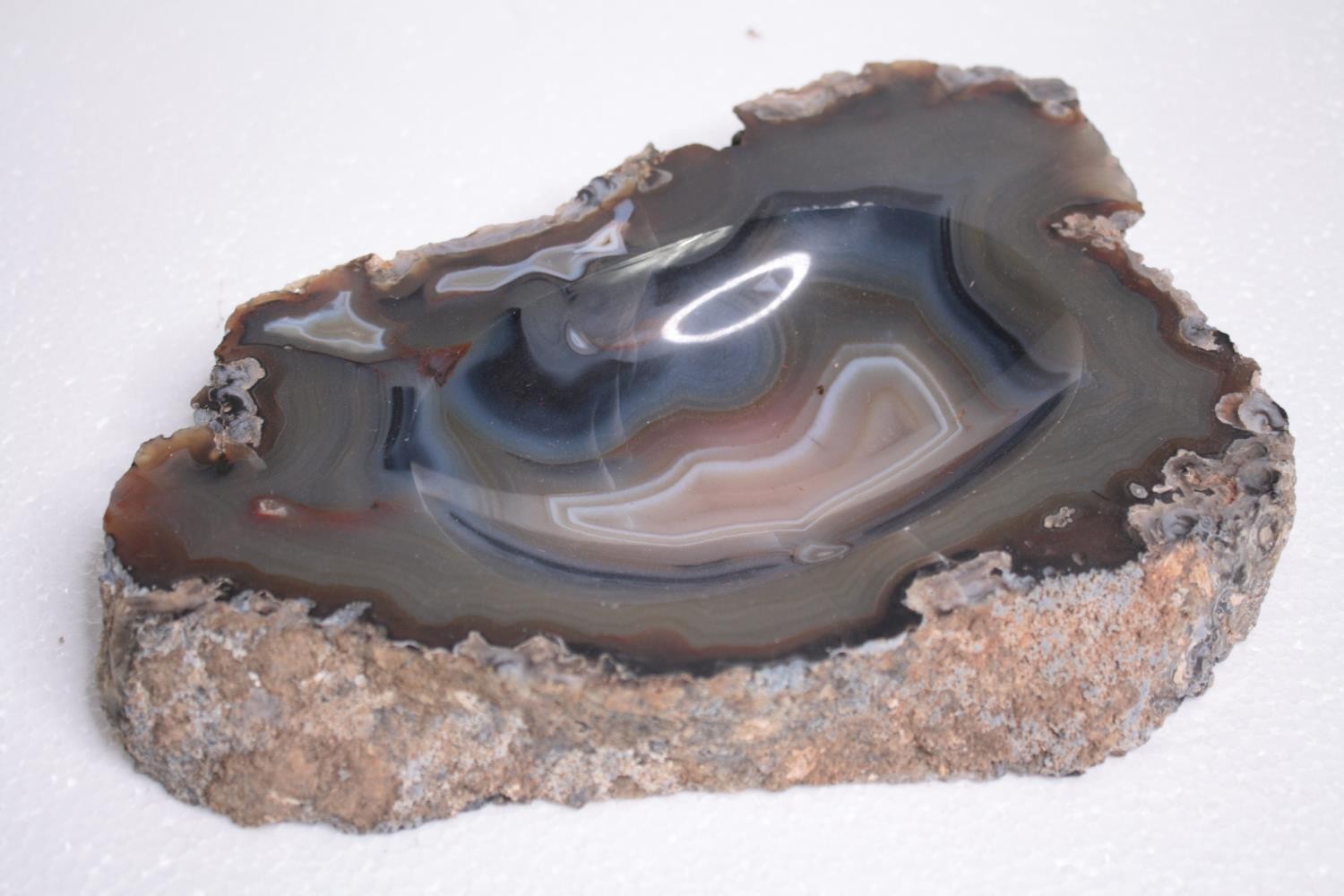 A collection of four Agate geodes and geode slices along with a carved agate ashtray. H.27 W. - Image 7 of 7