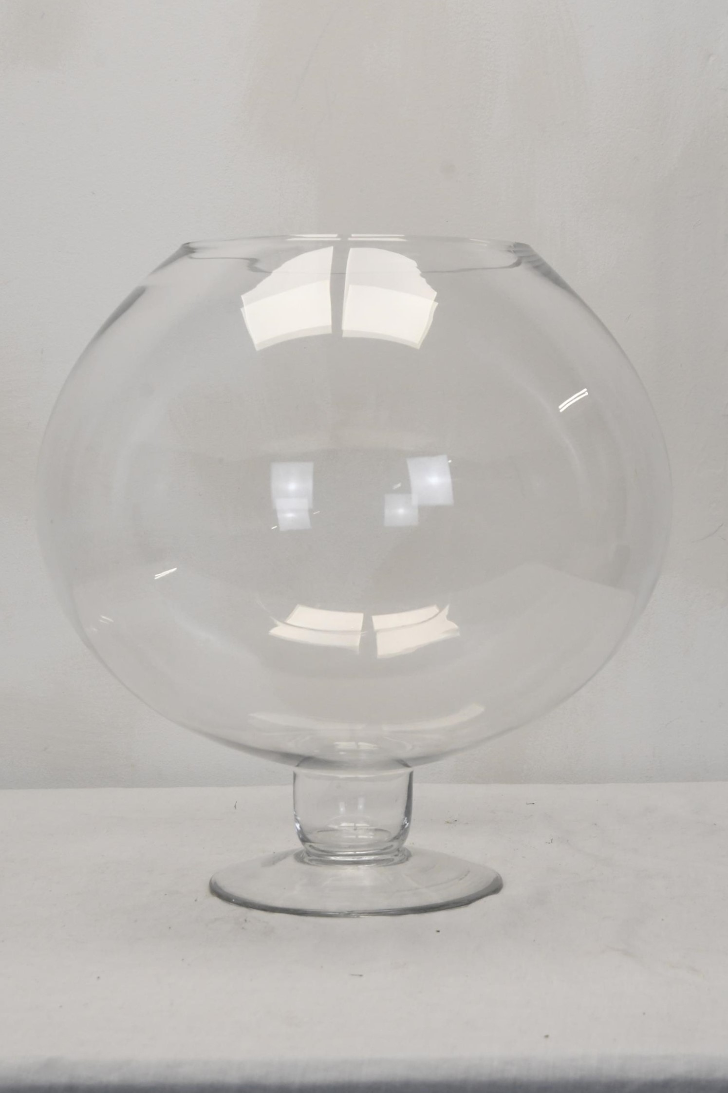 A large clear blown glass terrarium/goldfish bowl. H.44.cm.