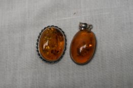 A silver and amber brooch and pendant. Size is H.4 W.2 D.1cm.