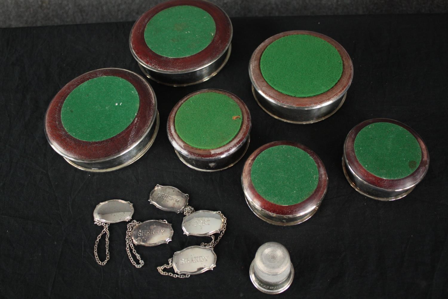 A collection of silver plate, including a set of six drinks labels, six oak and silver plate wine - Image 5 of 5
