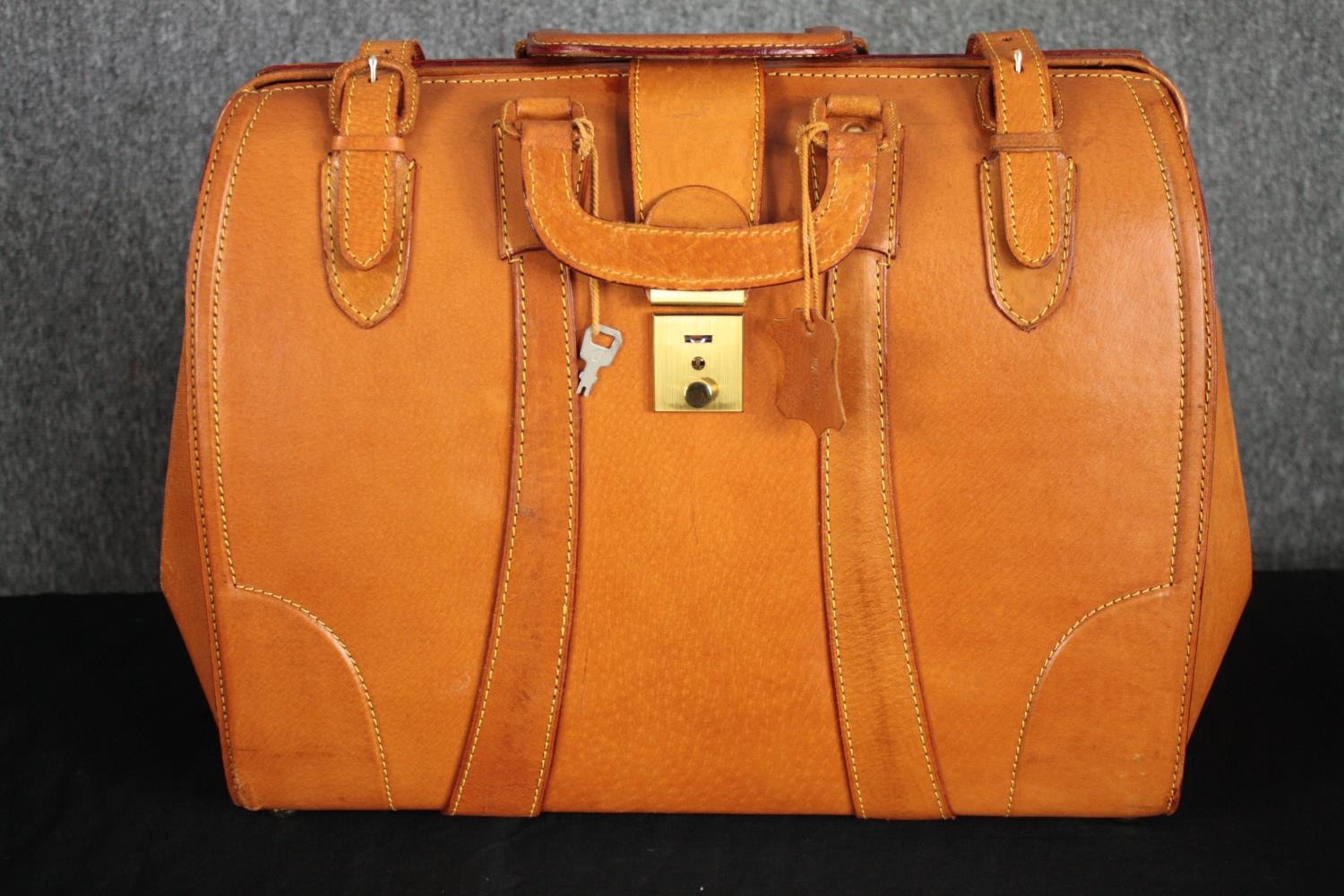 Two pairs of bespoke tan leather Gladstone bag style travel luggage. One larger and one smaller. - Image 2 of 7