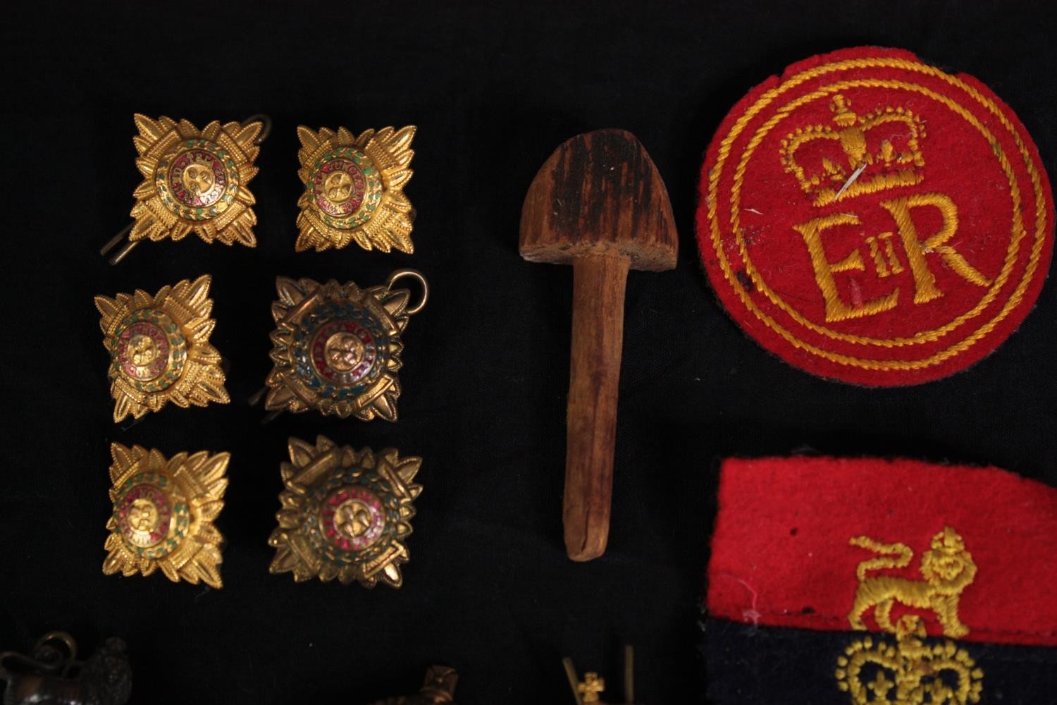 A mixed collection of military brass buttons, badges, epaulettes and medal ribbons. Includes a badge - Image 2 of 6