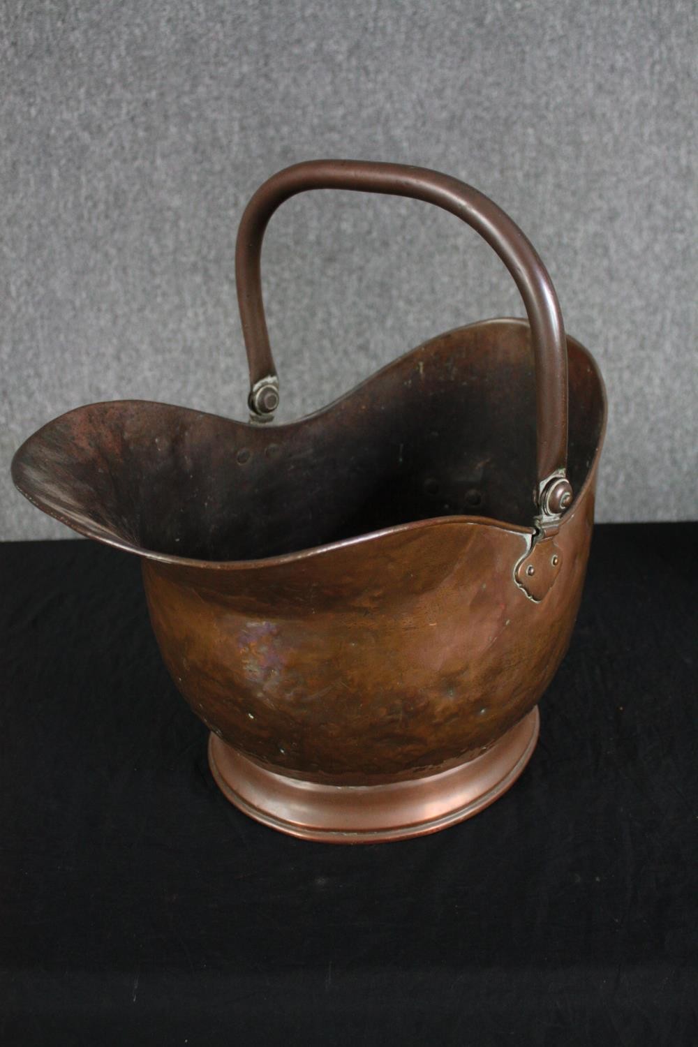 An iron framed Arts and Crafts copper fire screen and a copper coal bucket. H.70 W.45cm. (largest) - Image 7 of 7