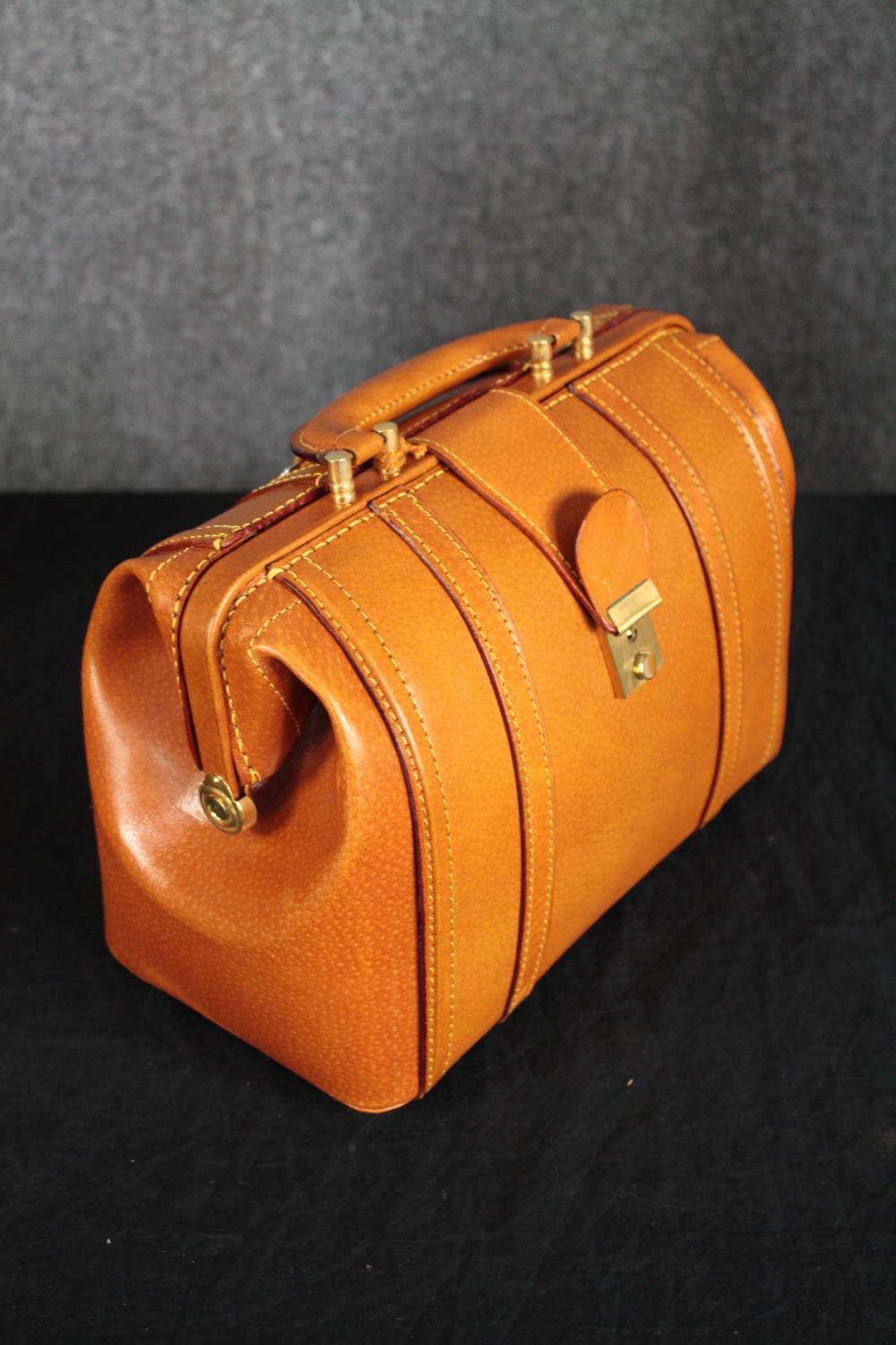 Two pairs of bespoke tan leather Gladstone bag style travel luggage. One larger and one smaller. - Image 5 of 7