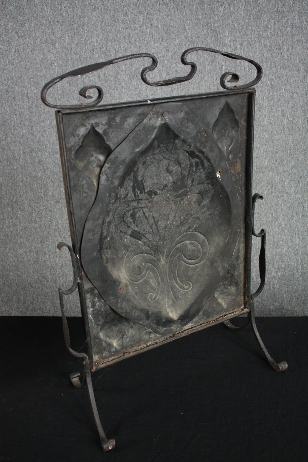 An iron framed Arts and Crafts copper fire screen and a copper coal bucket. H.70 W.45cm. (largest) - Image 5 of 7