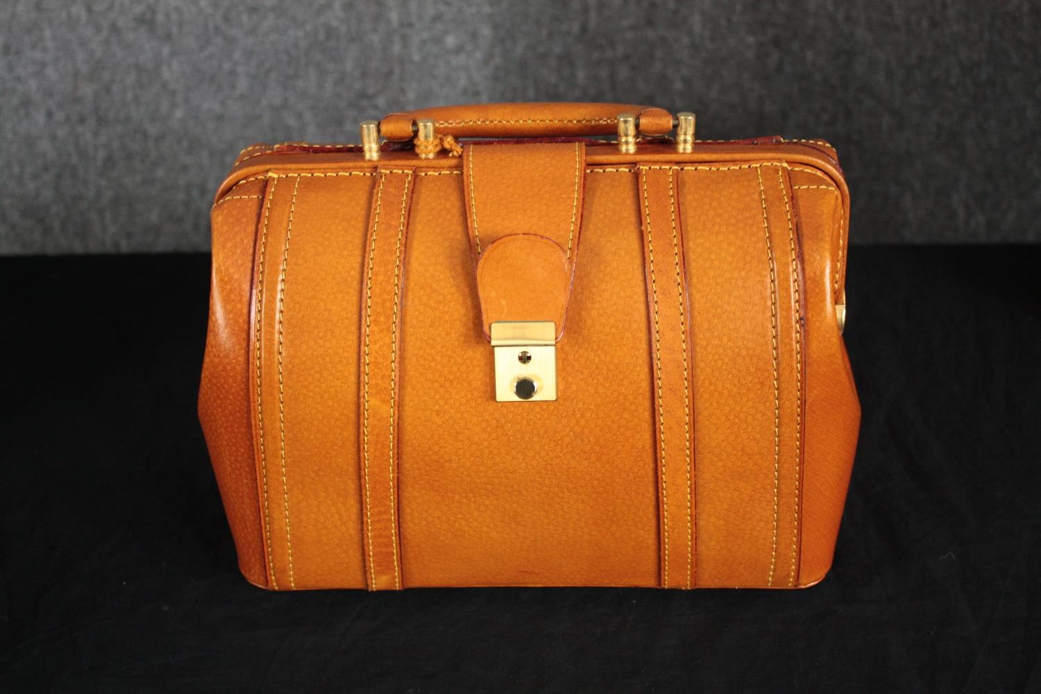 Two pairs of bespoke tan leather Gladstone bag style travel luggage. One larger and one smaller. - Image 4 of 7