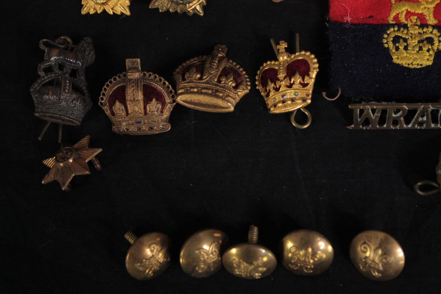 A mixed collection of military brass buttons, badges, epaulettes and medal ribbons. Includes a badge - Image 3 of 6