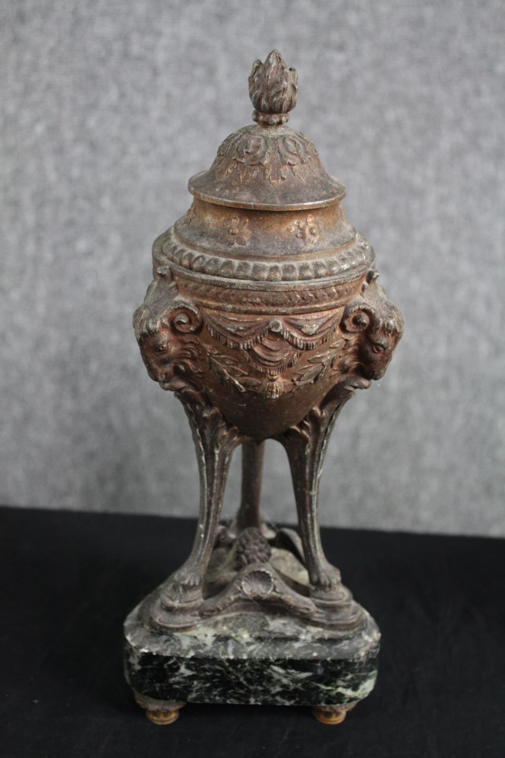 A pair of lidded bronze urns with covers. H.31cm. (each) - Image 3 of 5