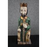 A carved and painted figure. Medieval king. Twentieth century. H.38cm.