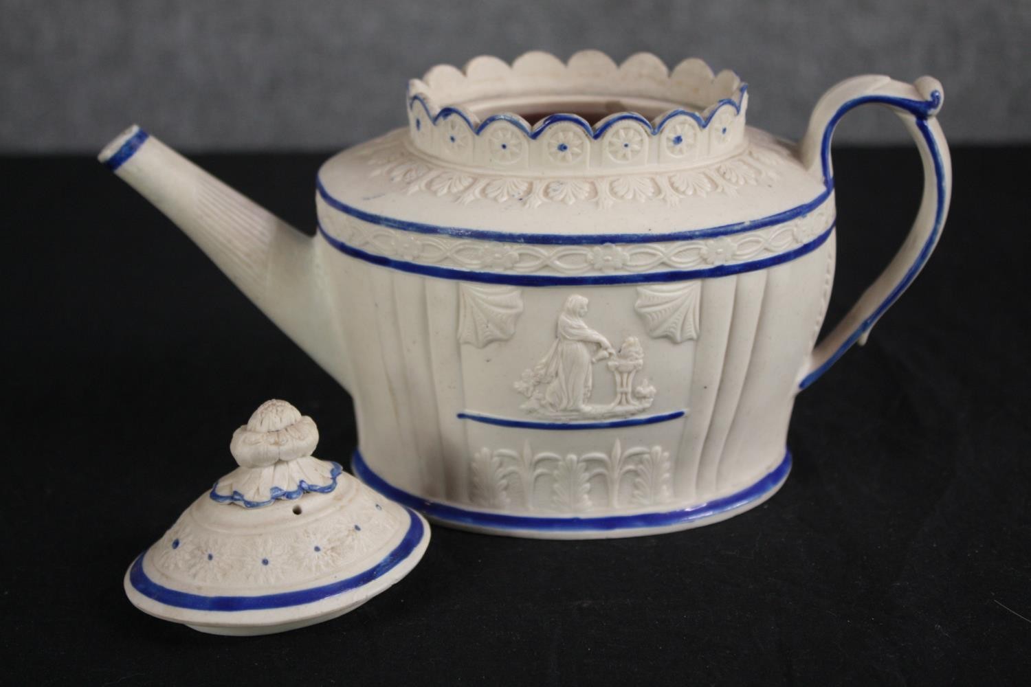 Castleford teapot. Circa 1810. Decorated with an arcade of classical scenes of figures. White and - Image 2 of 4