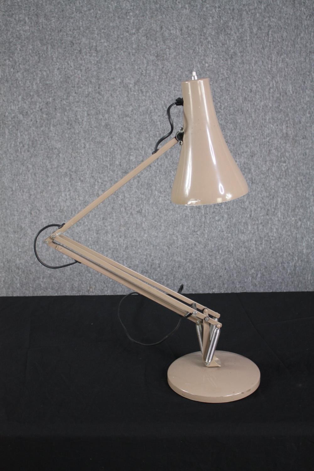 A vintage anglepoise lamp in a cream finish. - Image 2 of 3