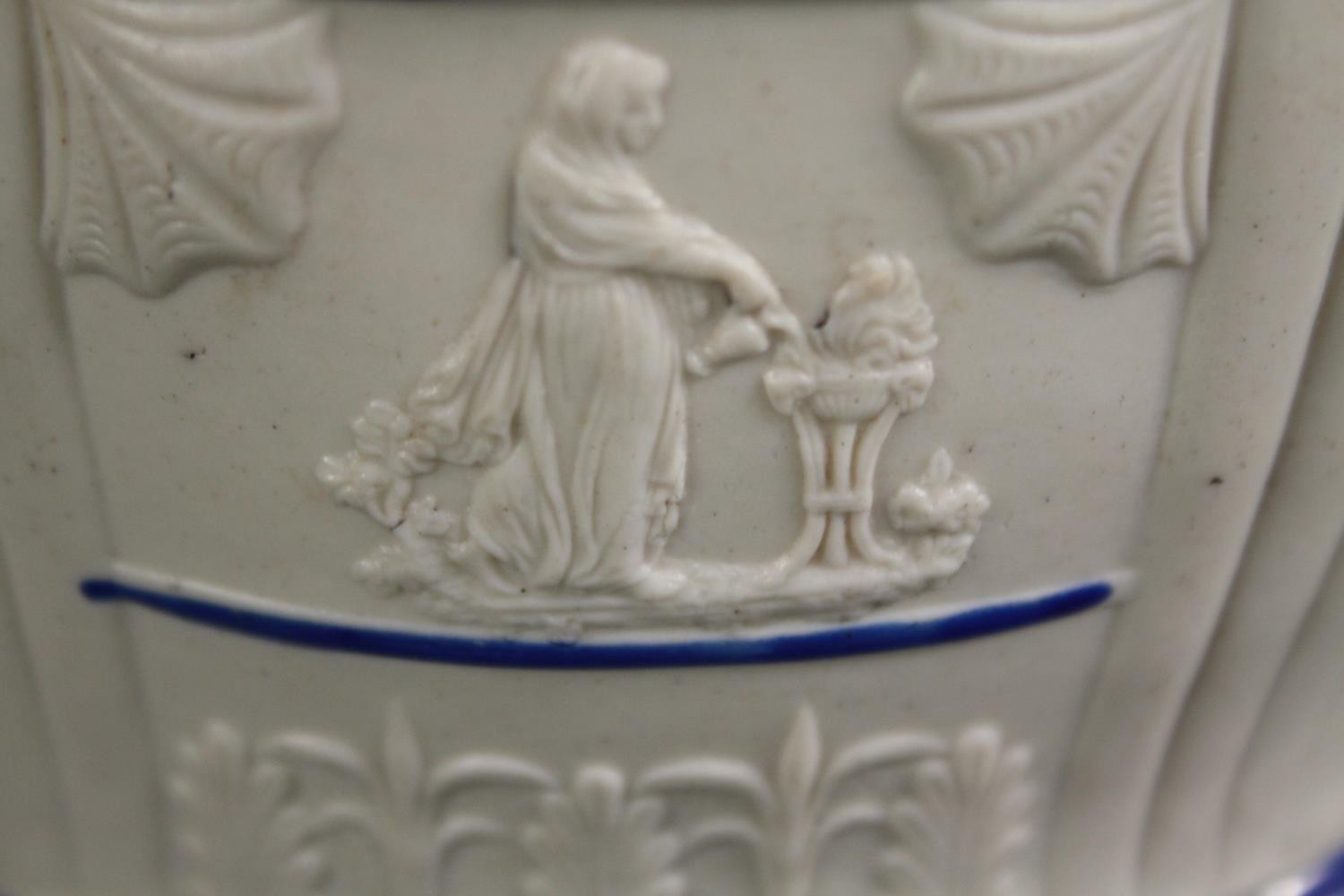 Castleford teapot. Circa 1810. Decorated with an arcade of classical scenes of figures. White and - Image 3 of 4