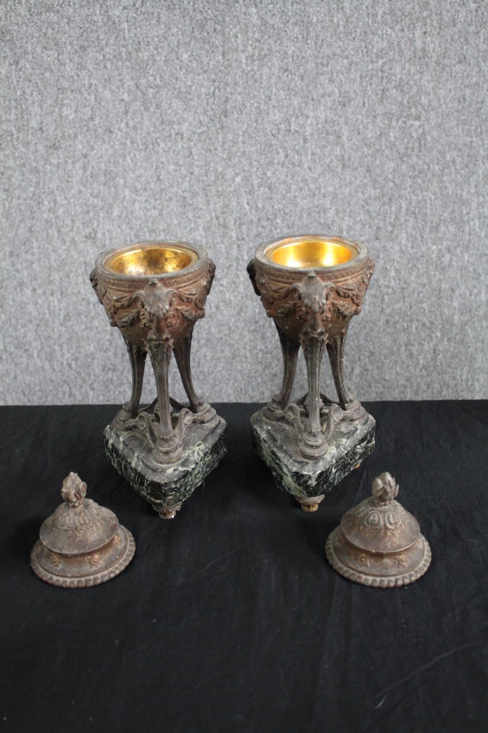 A pair of lidded bronze urns with covers. H.31cm. (each) - Image 2 of 5