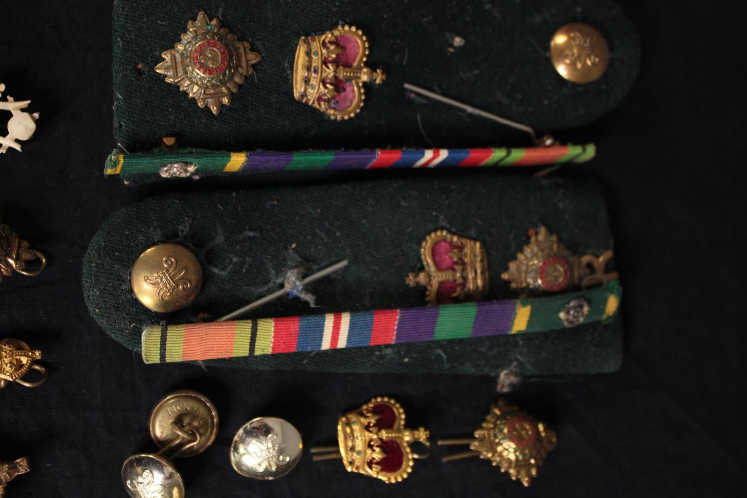 A mixed collection of military brass buttons, badges, epaulettes and medal ribbons. Includes a badge - Image 6 of 6