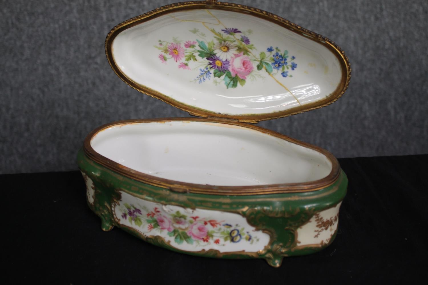 A mixed collection. A Yardley soap dish with porcelain figures and lidded glass bottle, decorative - Image 9 of 10