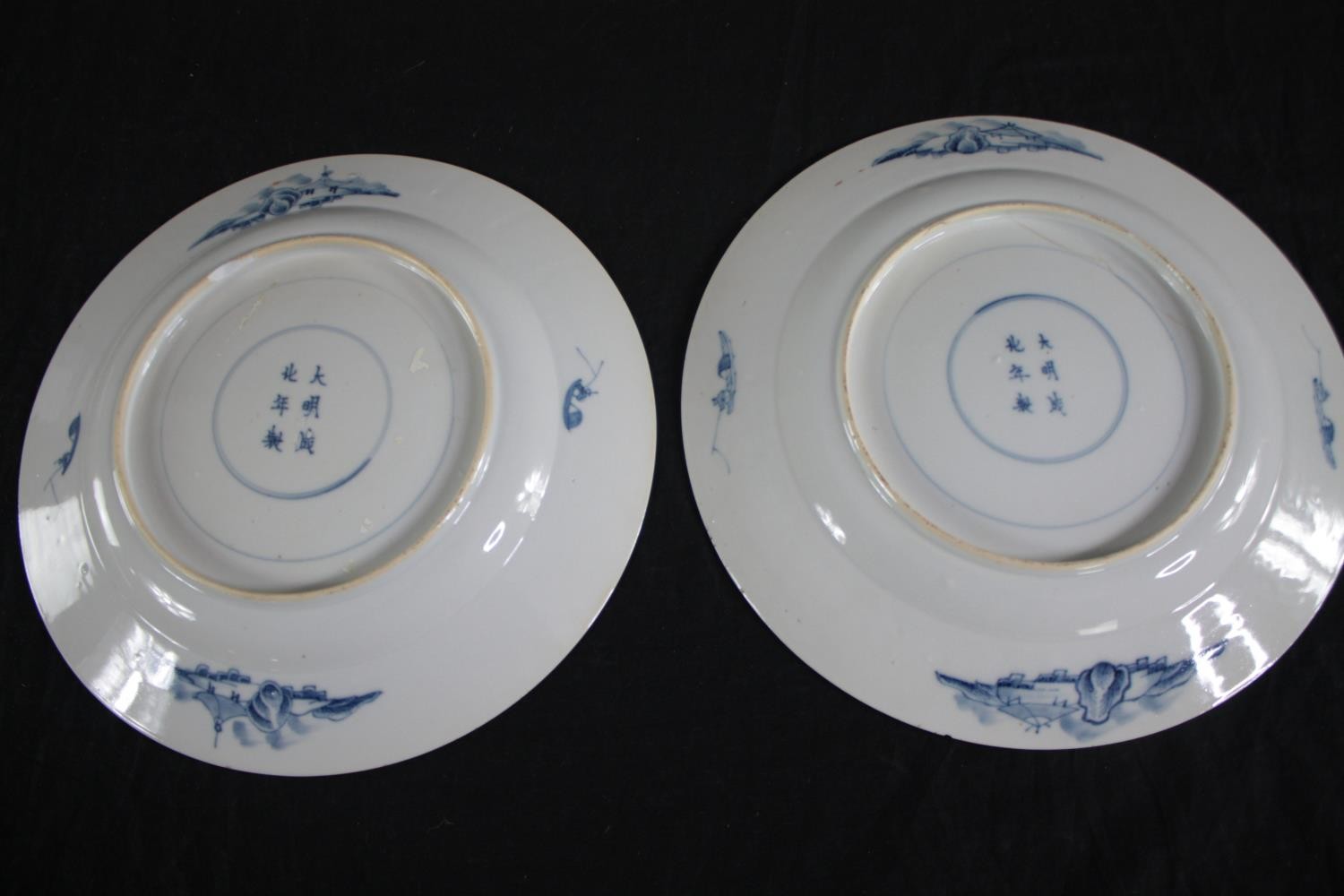 A pair of Qing dynasty Chinese blue and white china plates. Featuring a court scene withing a - Image 4 of 5