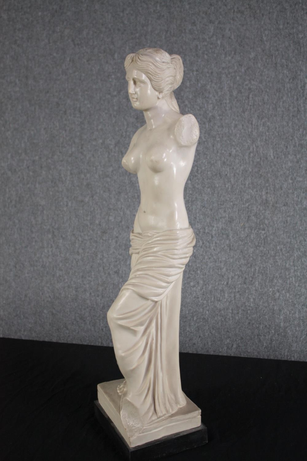 The Venus de Milo. A large statue with some weight. Probably resin. On wooden plinth. H.79cm. - Image 3 of 4